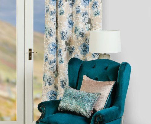 Ava, Azure curtains